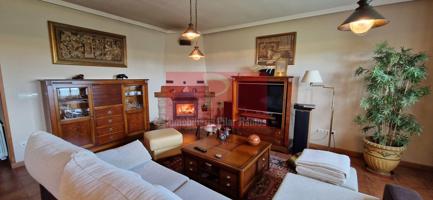 Se alquila o vende en Sariegos chalet de 190m, vacio no amuelbado solo la cocina y los baños, tres dormitorios, garaje para 2 coches y jard photo 0