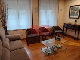 Se vende apartamento de 80m con dos dormitorios, salon, cocina amueblada y dos plazas de garaje.Totalmente reformado y con licencia sanitari photo 0