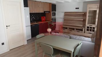 Se alquila piso de 80m en el centro de Leon.1 dormitorio y 2 baños, totalmente amueblado y reformado. Con ascensor. Excelentes calidades, photo 0