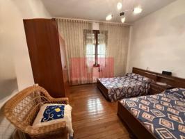 Se vende piso de 98m en el centro, 4 dormitorios, muy amplios, salon, cocina amueblada y equipada, despensa, techos altos, trastero y en pro photo 0