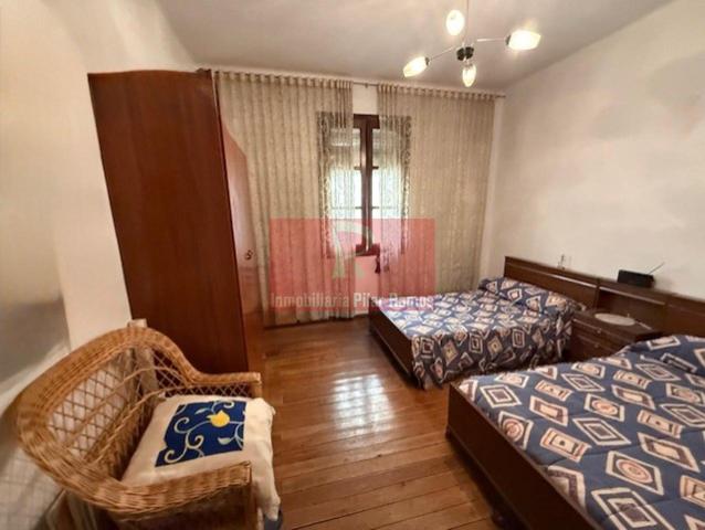Se vende piso de 98m en el centro, 4 dormitorios, muy amplios, salon, cocina amueblada y equipada, despensa, techos altos, trastero y en pro photo 0