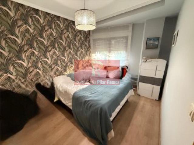 Piso de 90m de tres dormitorios, uno de vestidor, dos baños, armarios empotrados terraza de 10m ascensor, garaje y trastero. Muy bonito.Tod photo 0