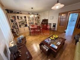 Apartamento de 90m de dos dormitorios, dos baños, ascensor, garaje y trastero. Dos terrazas cerradas de 8 y 10m. Cocina amueblada. buen est photo 0
