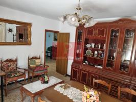 Se vende casa d 160m de vivienda con 4 dormitorios y un baño. 110m de parcela y una casa de invitados de 80m nueva con salon, cocina baño photo 0