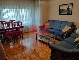 Se alquila piso de 100m con tres dormitorios, dos baños con bañera, amueblado, terraza cerrada, ascensor. Comunidad incluida. photo 0