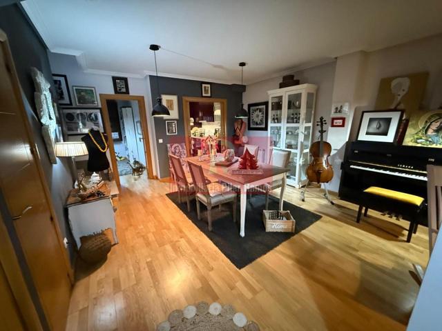 Se vende pareado en Sariegos de 235m de vivienda y 100m de jardin. con 4 dormitorios mas bajocubierta. Garaje para 3 coches. Semiamueblado. photo 0