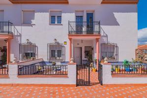 ¡Tu nuevo hogar te espera! Casa adosada, en urbanización privada en el centro de Las Gabias. photo 0