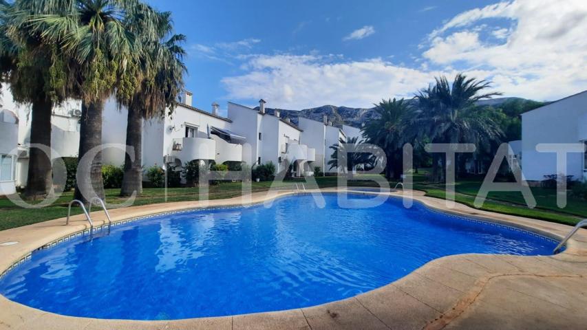 Apartamento en urbanización con piscina en venta en Denia photo 0