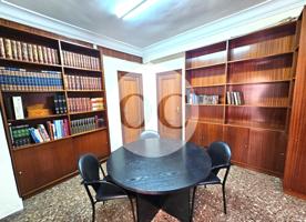 Piso en venta con potencial y rentabilidad en el corazón de Valencia - Ciutat Vella. photo 0