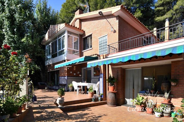 Chalet independiente con piscina cubierta junto a Torre Barajas photo 0