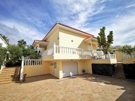Villa en La Caleta Golf photo 0
