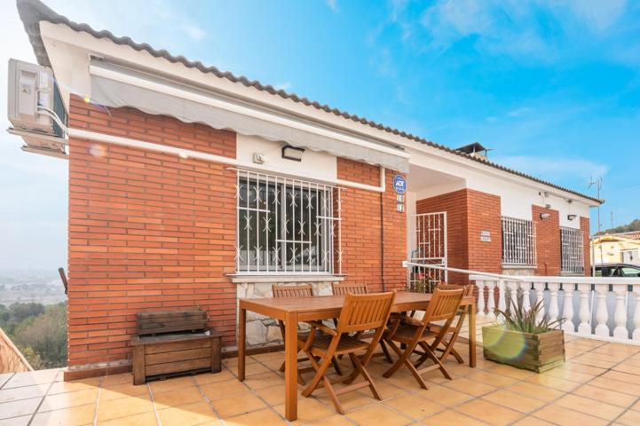 Casa reformada con vistas y parcela de 566 m² en Can Villalba photo 0