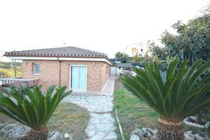 Casa a la venta de 108m2 en parcela de 777m2 en Les Carpes, Abrera photo 0