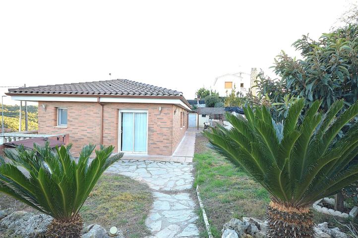 Casa a la venta de 108m2 en parcela de 777m2 en Les Carpes, Abrera photo 0
