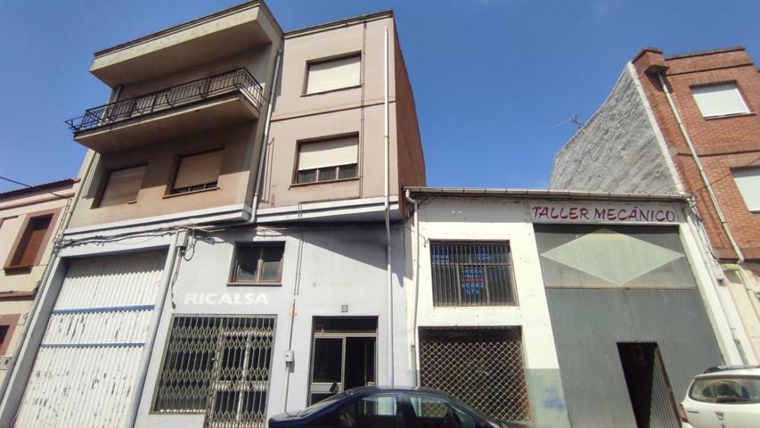 Edificio en Santa María del Paramo con Gran Potencial para Reforma photo 0