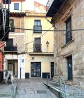 Edificio en la Plaza Mayor de León con Pub y Tres Viviendas photo 0