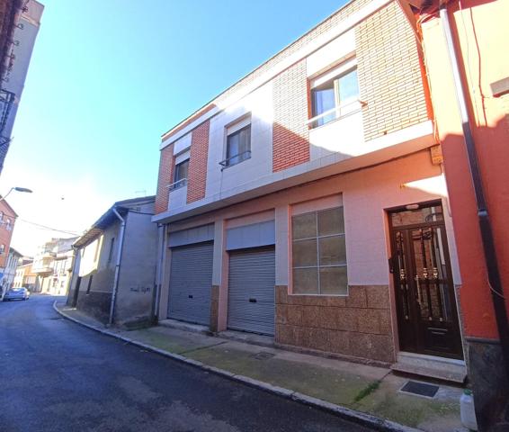 Casa con garaje doble y almacén en Trobajo del Camino photo 0