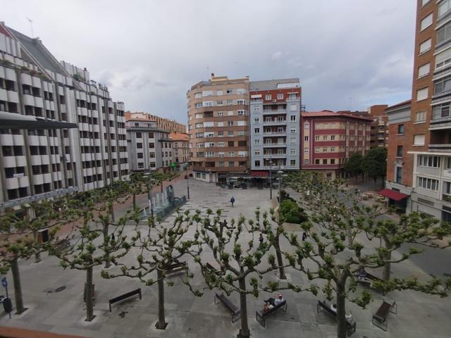 PISO A LA VENTA EN LA PLAZA DE CORTES LEONESAS photo 0