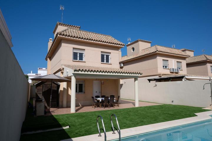 Chalet independiente en primera línea de playa en Chipiona photo 0