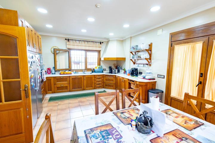 CHALET EN PRIMERAS CALIDADES CON PISCINA CLIMATIZADA photo 0