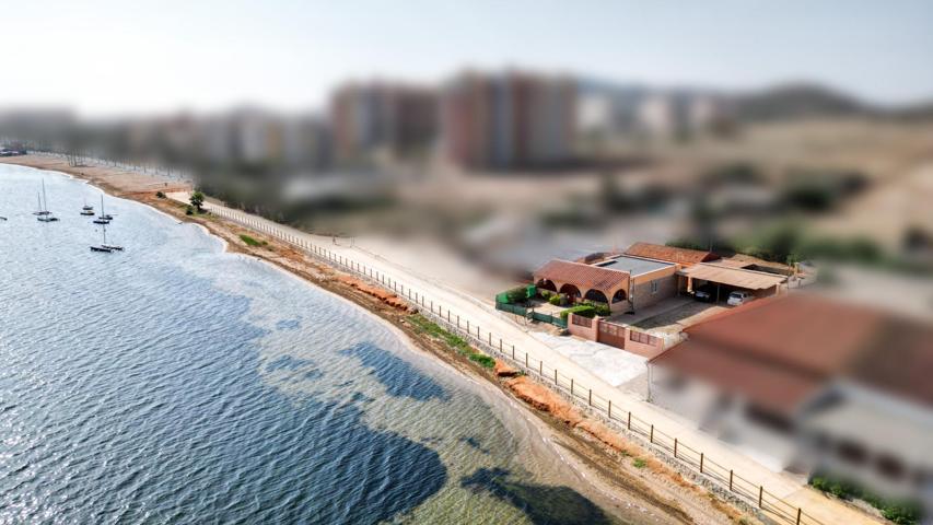 Chalet con 3 Viviendas Independientes en Parcela de 572 m² – Playa Honda primera linea photo 0