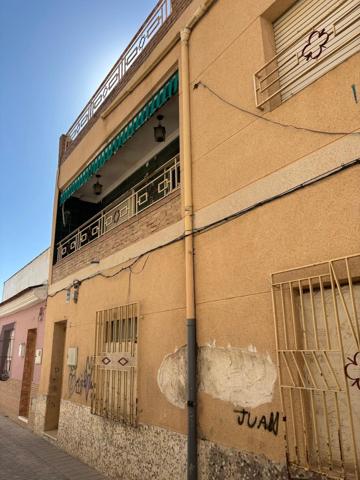 ¡Oportunidad única en venta! Vivienda multifamiliar en bloque completo photo 0