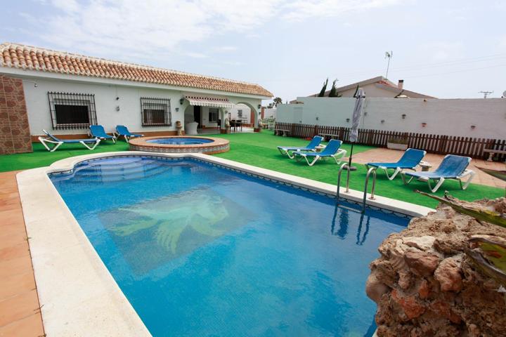 Chalet con 3 viviendas de 3 habitaciones cada una, y una de ellas con piscina photo 0