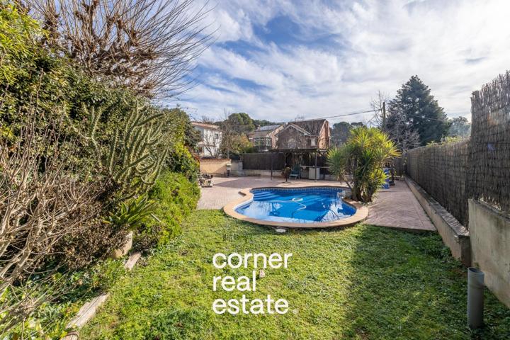 Tu Refugio Perfecto en Sant Cugat: Casa Esquinera con Piscina y Barbacoa photo 0