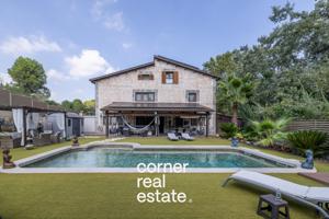 Exclusiva casa en venta con jardín y piscina photo 0