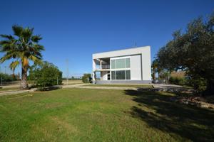 Casa con 10.000m² de terreno en primera línea del río Ebro photo 0