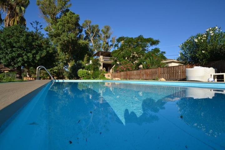 Casa de dos plantas más almacén y piscina muy cerca del río Ebro en Deltebre. photo 0