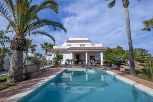 Villa con piscina y jacuzzi privado photo 0