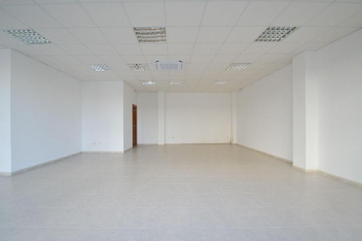 Local comercial en venta en Deltebre photo 0
