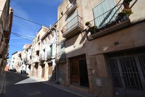 Casa adosada en Ulldecona con gran potencial y salida a dos calles – Para reformar photo 0