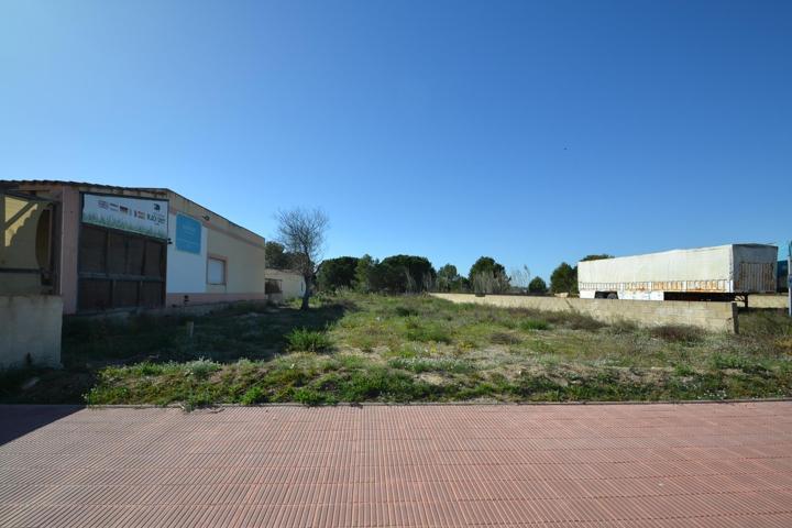 Terreno urbano de 600 m² en venta en la urbanización Riumar photo 0