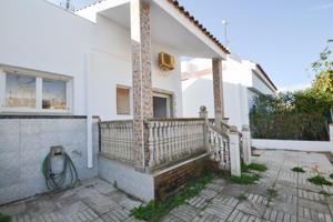 Chalet en venta en la urbanización Riumar photo 0