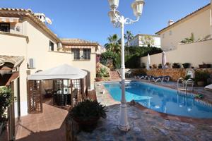 Villa en venta en Finestrat, Sierra Cortina. photo 0