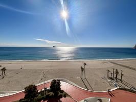 Piso en venta en 1ª línea de playa Poniente, totalmente reformado. photo 0