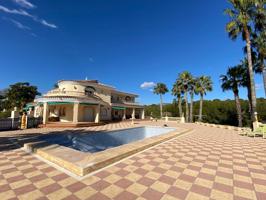 Villa en venta en Alfáz del Pi con parcela de unos 16.000 m2. photo 0