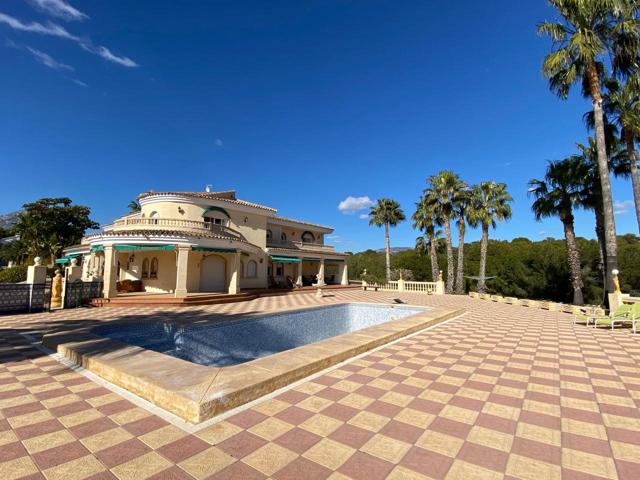 Villa en venta en Alfáz del Pi con parcela de unos 16.000 m2. photo 0