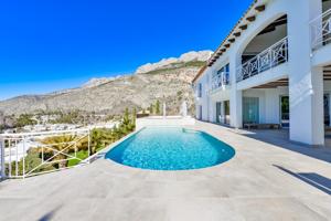 Villa en venta en Altea con 1.104 m2 construidos y 2.604 m2 de parcela. photo 0