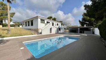 Chalet en venta en La Nucia con 3.000 m2 de parcela. photo 0