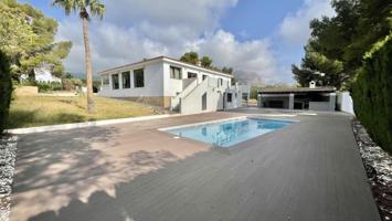 Chalet en venta en La Nucia con 3.000 m2 de parcela. photo 0