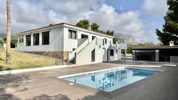 Chalet en venta en La Nucia con 3.000 m2 de parcela. photo 0