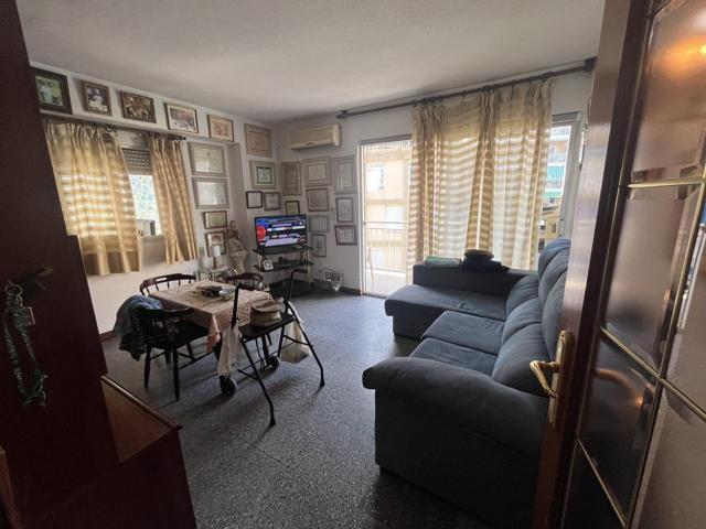Piso en venta en Benidorm, ubicado en un edificio en primera línea de la playa de Levante, una de las zonas más exclusivas y deseadas de la ciudad. photo 0