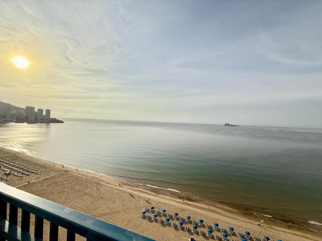 Piso en venta en 1ª línea de playa en Benidorm – Vistas al mar y garaje opcional photo 0