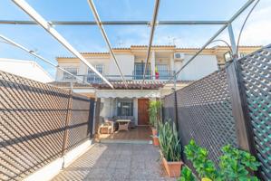 Chalet adosado con terraza y piscina comunitaria photo 0