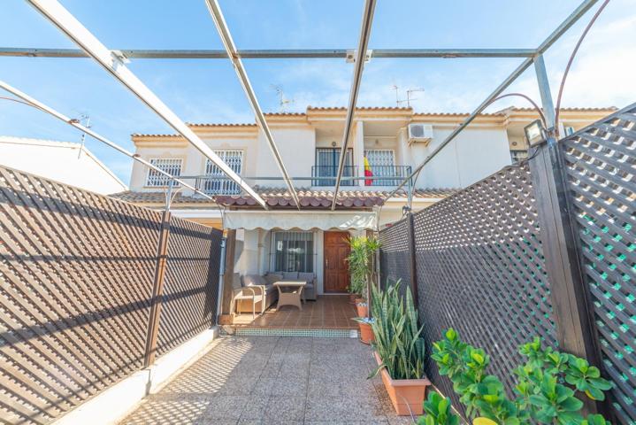 Chalet adosado con terraza y piscina comunitaria photo 0
