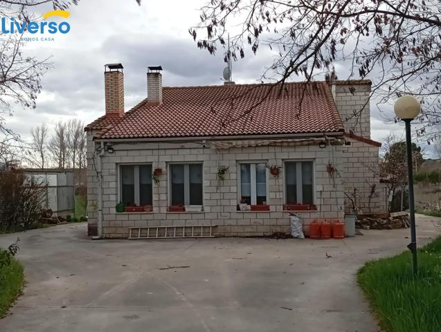 OPORTUNIDAD DE VIVIR EN UN CHALET CON TERRENO Y NAVE, EN ARANDA photo 0