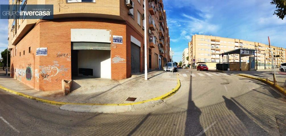 Local comercial esquinero de 90m2 situado en lugar estratégico frente al Hospital de Manises photo 0